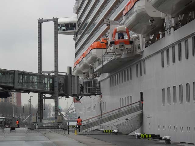 Cruiseschip ms Britannia van P&O aan de Cruise Terminal Rotterdam